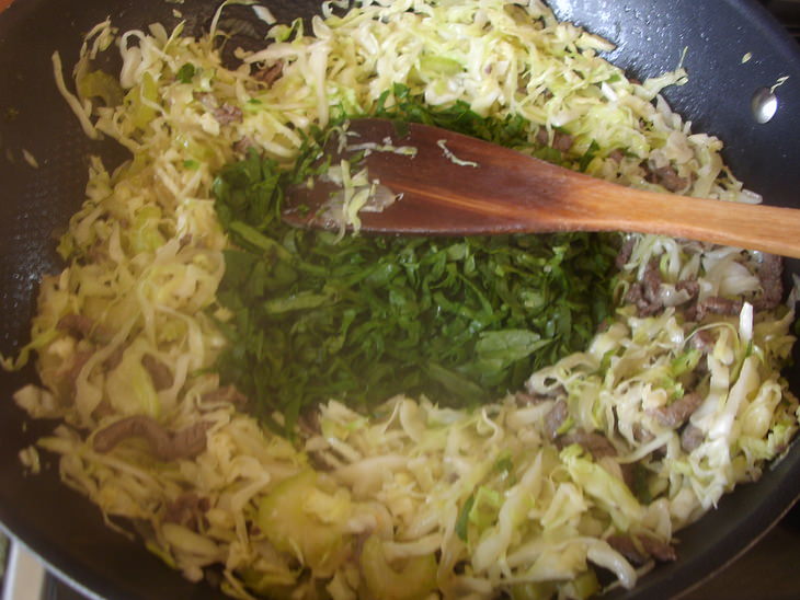 Солянка по-китайски с маринованной говядиной и шпинатом.
