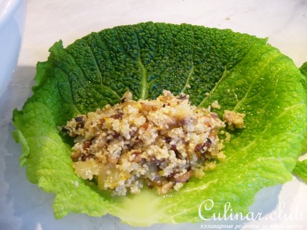 Вегeтарианские голубцы из савойской капусты с грибами и кус-кусом под фасолевым соусом