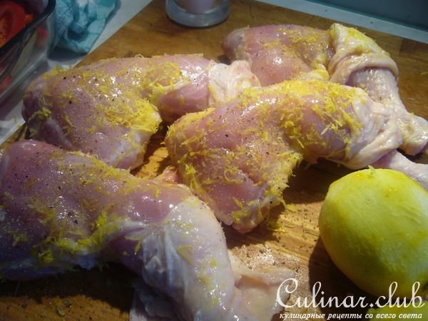 Лимонные куриные окорочка на подушке из овощей