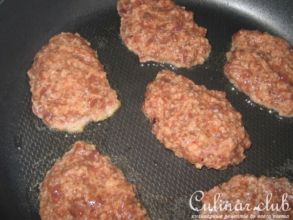 Котлеты печеночные тушенные в розовом соусе.