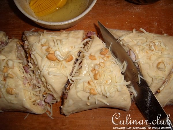 ХЛЕБНЫЕ РОЛИКИ С СЫРОМ И САЛОМ „BACON”