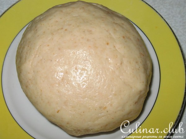 Открытый пирог с тыквой, пеперони и копченым сыром.