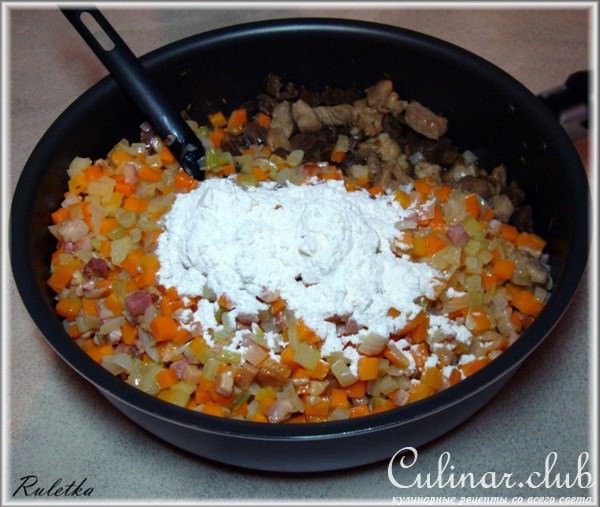 Мясной пирог с сердцем и беконом.