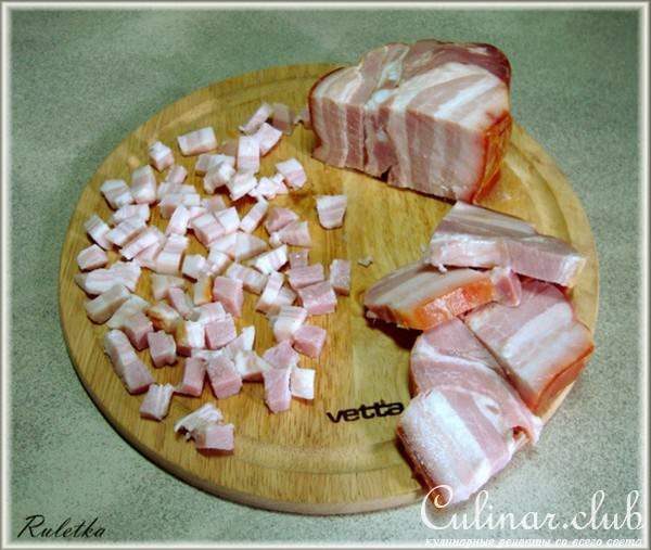 Мясной пирог с сердцем и беконом.