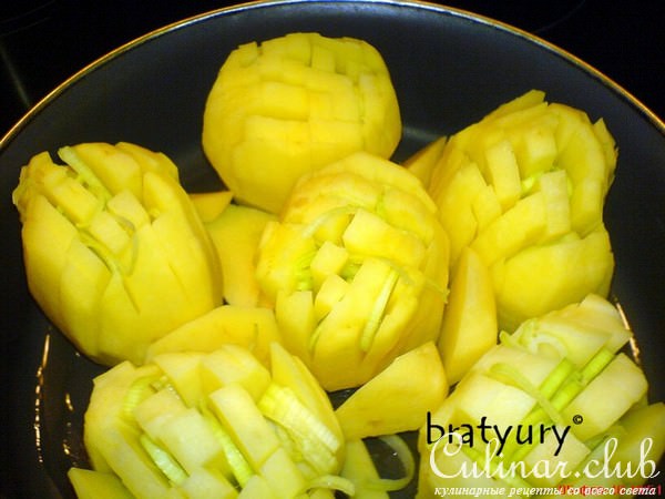 Красивое блюдо из картофеля, приготовленное в духовке