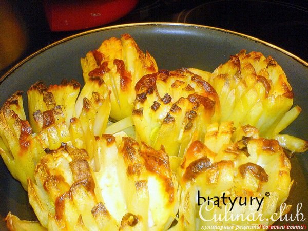 Красивое блюдо из картофеля, приготовленное в духовке