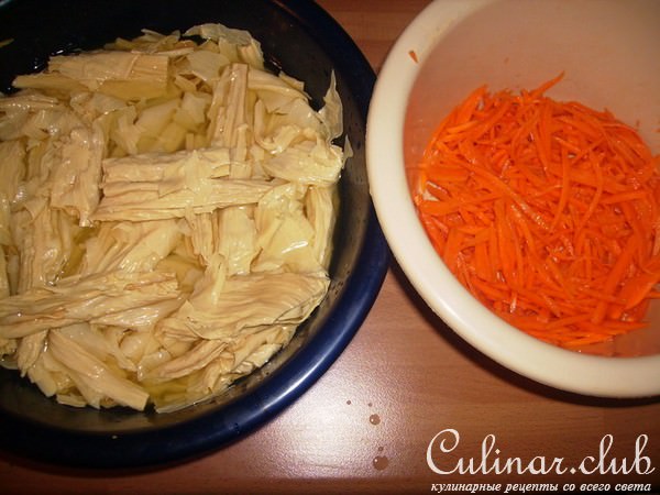 Салат по корейски с соевым мясом.