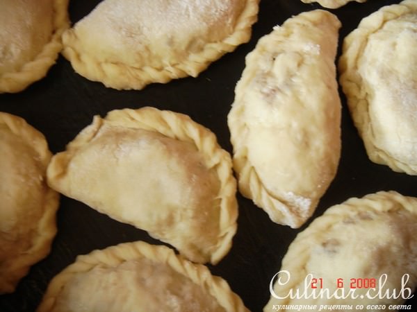 Пирожки золотистые с курагой и изюмом